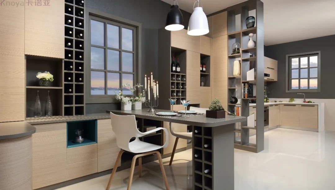 餐邊柜和餐桌融為一體,更節省空間 餐邊柜和餐桌融為一體,更節省空間