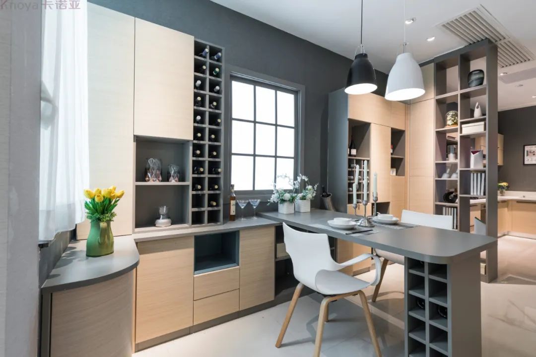 餐邊柜和餐桌融為一體,更節省空間 餐邊柜和餐桌融為一體,更節省空間